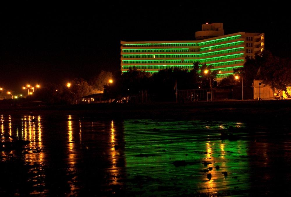 Rayentray Grand Hotel Puerto Madryn Exterior photo