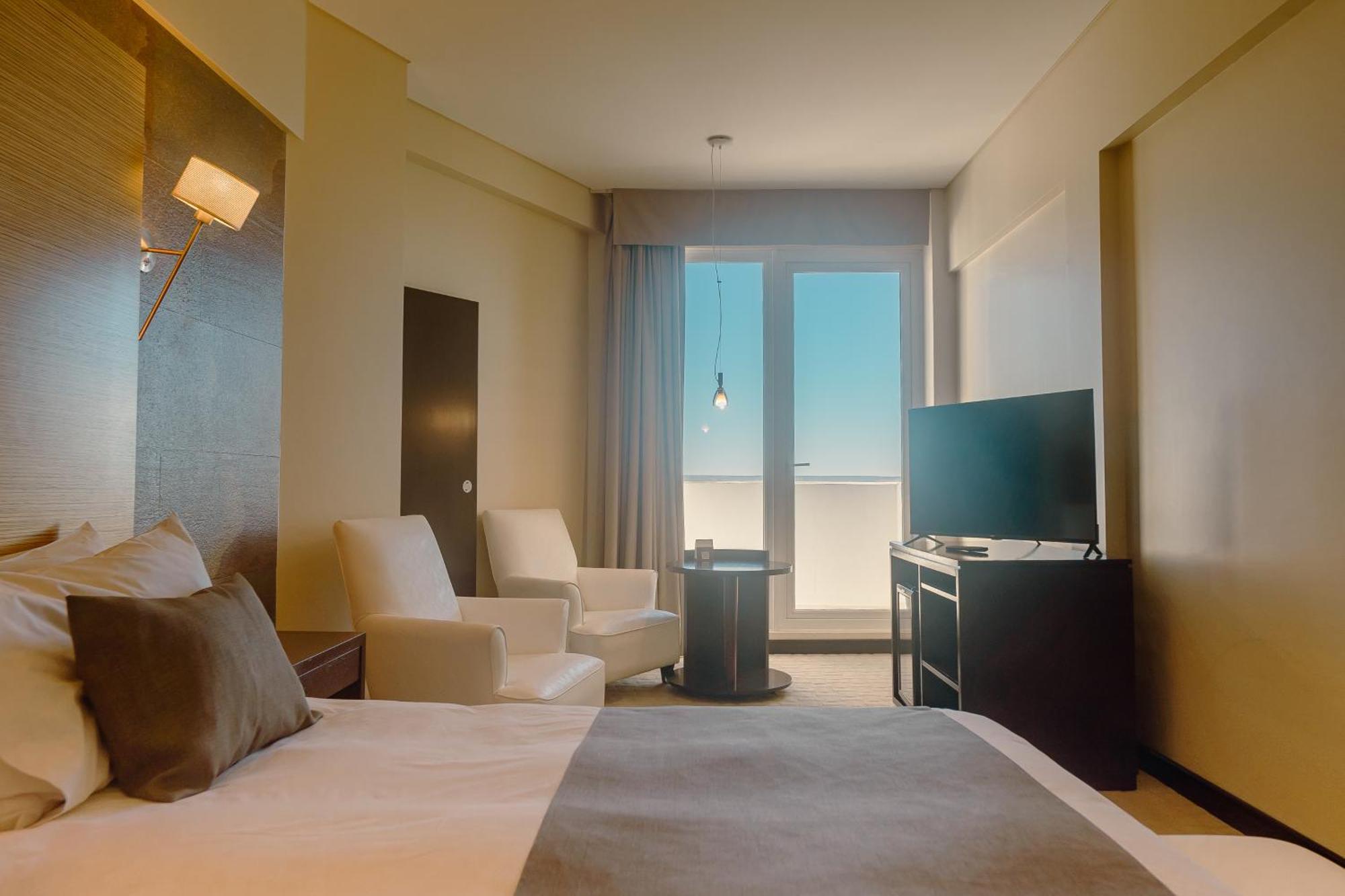 Rayentray Grand Hotel Puerto Madryn Exterior photo